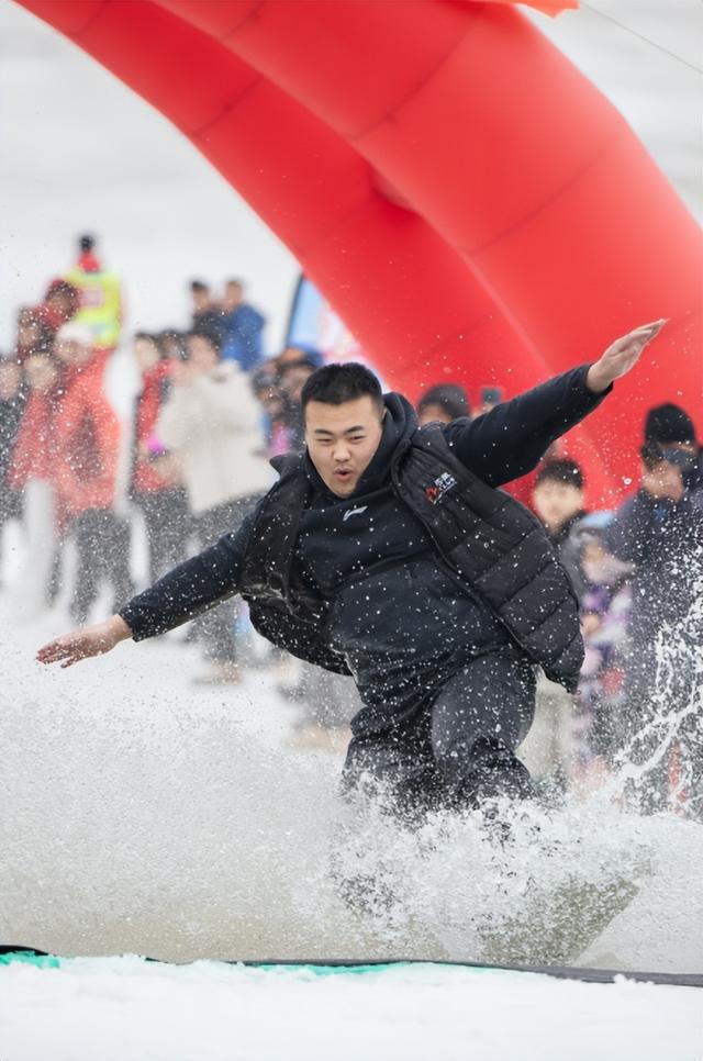 万峰通化滑雪场举办2023-2024第二届趣味“光猪节”(图3)