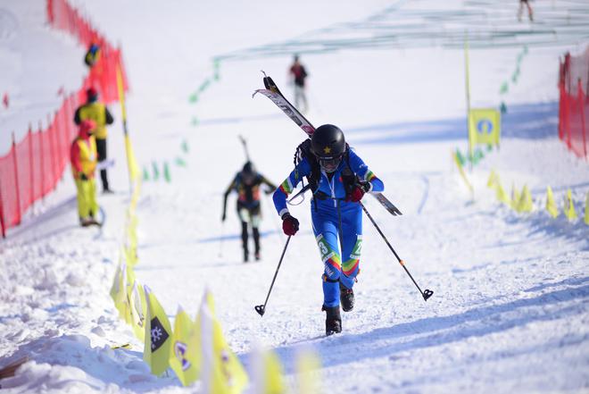 2024亚洲滑雪登山锦标赛：中国包揽垂直竞速赛、短距离赛男女冠军(图1)