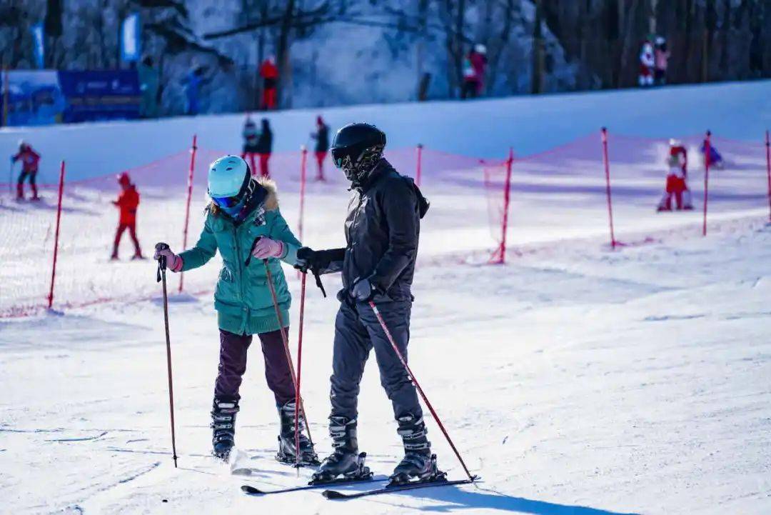 【冰雪梦幻】梦幻延边VIP小包团丨雪地温泉+5S滑雪+镜泊蓝冰冬捕+马拉爬犁+中国南极+中朝边境-雪地漂流（哈进吉出7天6晚）(图3)