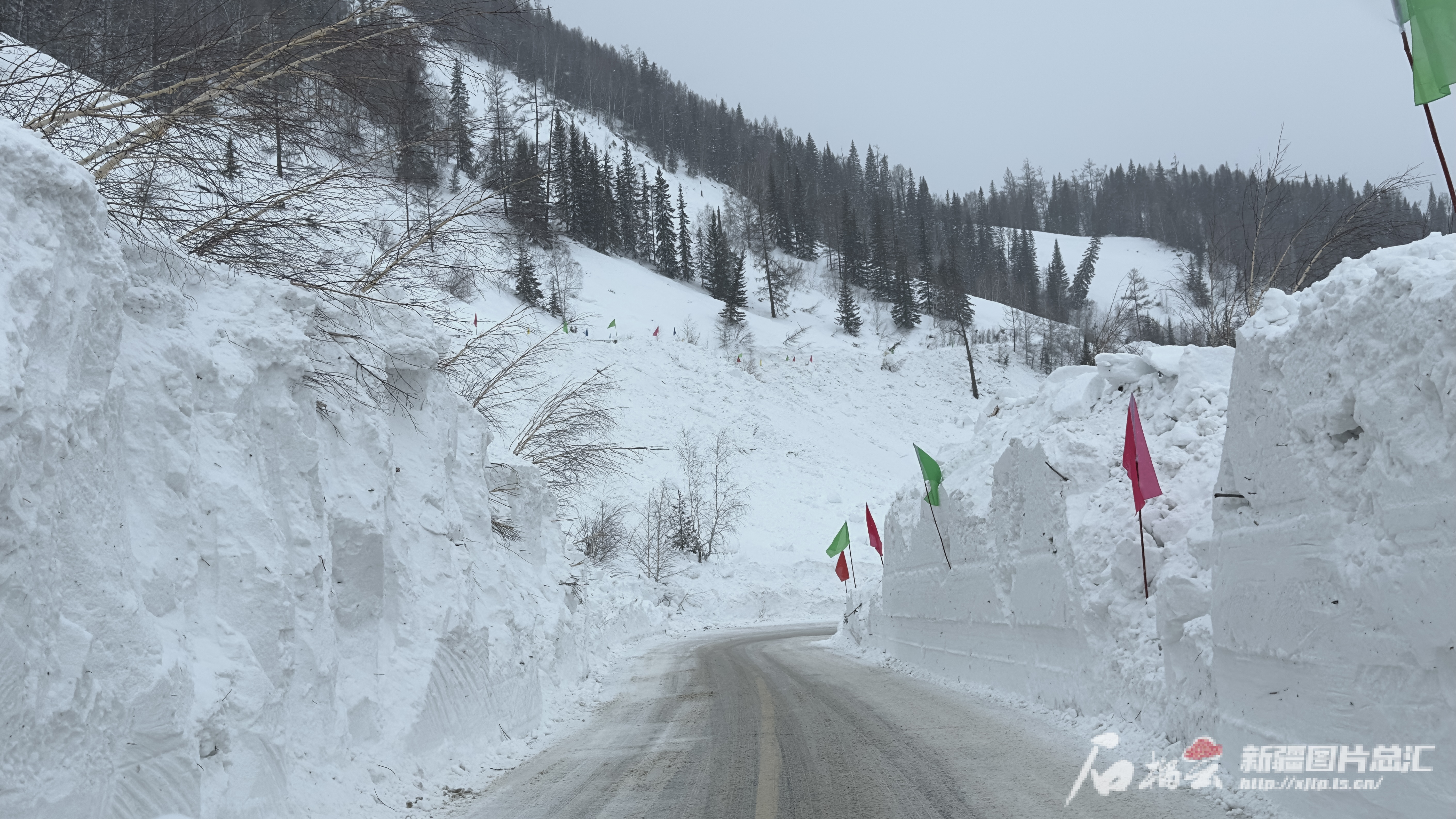 喀纳斯交警提示：这些路段易发生推山雪通过时严禁停留(图1)