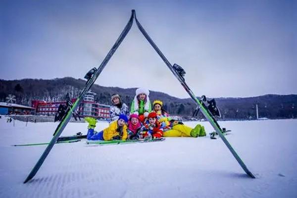帽完美体育网站儿山滑雪场(图1)