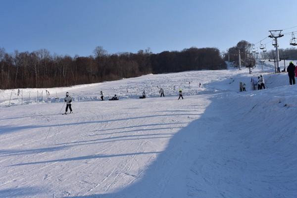 帽完美体育网站儿山滑雪场(图3)