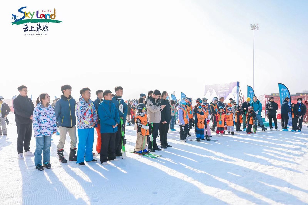 完美体育网站2024长三角滑雪公开赛火热开赛万名雪友竞速云上草原(图1)