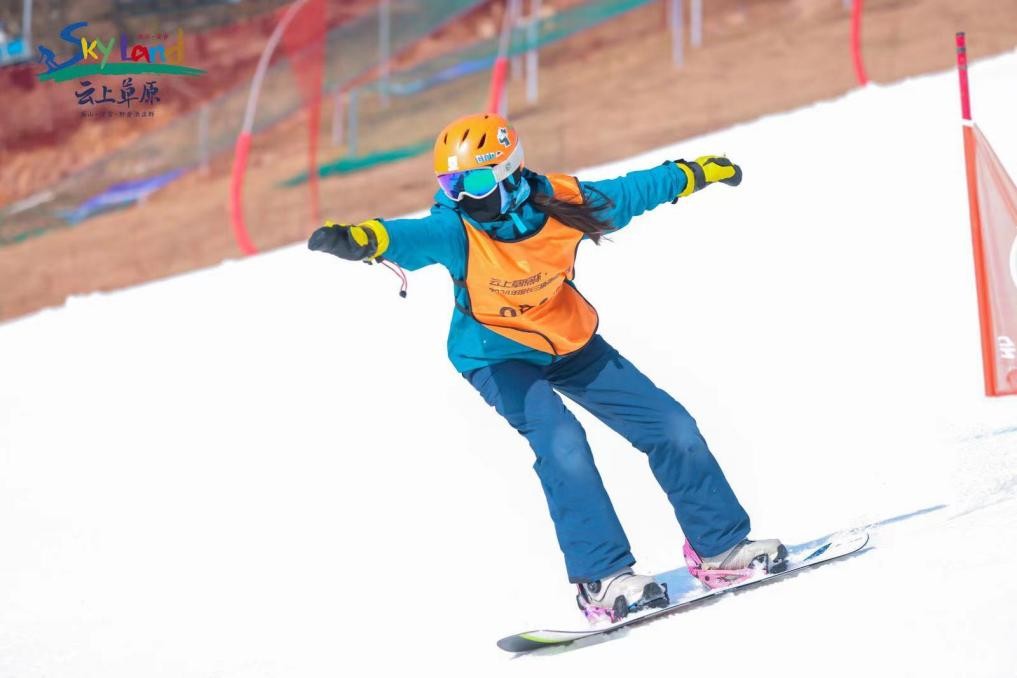 完美体育网站2024长三角滑雪公开赛火热开赛万名雪友竞速云上草原(图2)