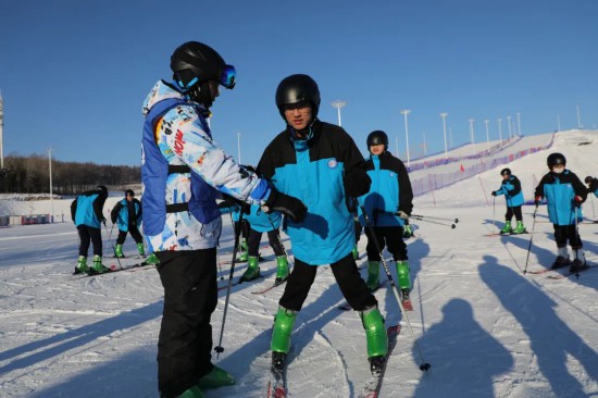 “悦动辽源冰雪欢乐季”火热开启中小学生进雪场共同体验“冰雪奇缘”(图1)