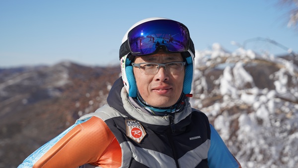 完美体育网站四季冬奥｜50岁的斜杠人生精彩继续：看滑雪医生如何进行空中救援(图1)
