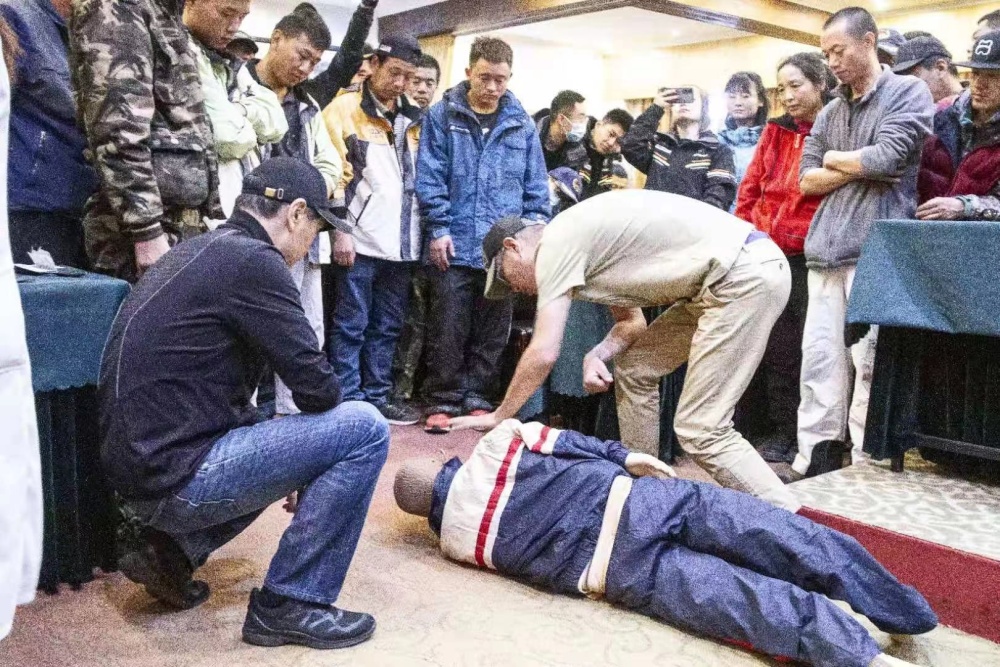 完美体育网站四季冬奥｜50岁的斜杠人生精彩继续：看滑雪医生如何进行空中救援(图7)