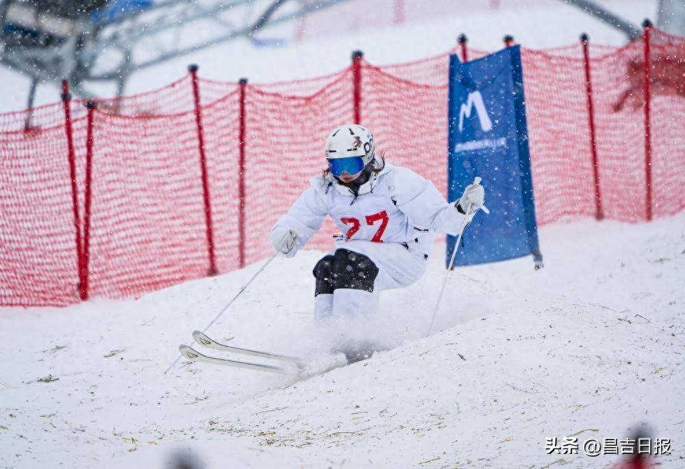 2023—2024赛季全国自由式滑雪雪上技巧锦标赛在天山天池开赛(图1)