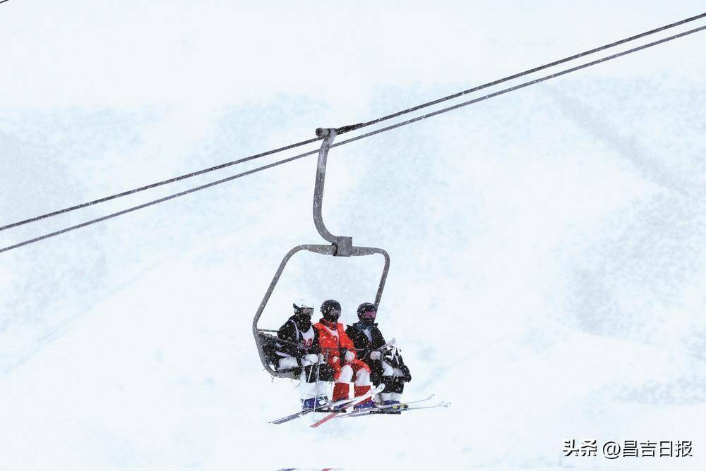 2023—2024赛季全国自由式滑雪雪上技巧锦标赛在天山天池开赛(图7)