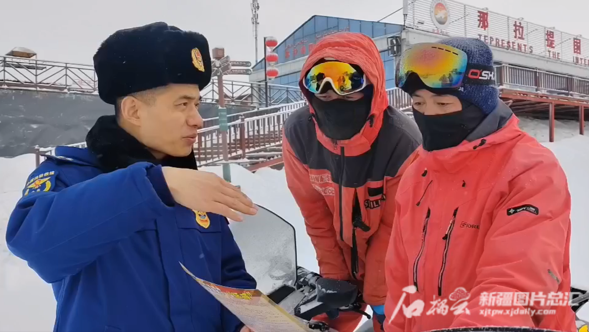 严把景区“安全关”新疆消防护航冰雪旅游季完美体育网站(图1)