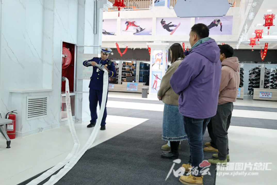 严把景区“安全关”新疆消防护航冰雪旅游季完美体育网站(图2)