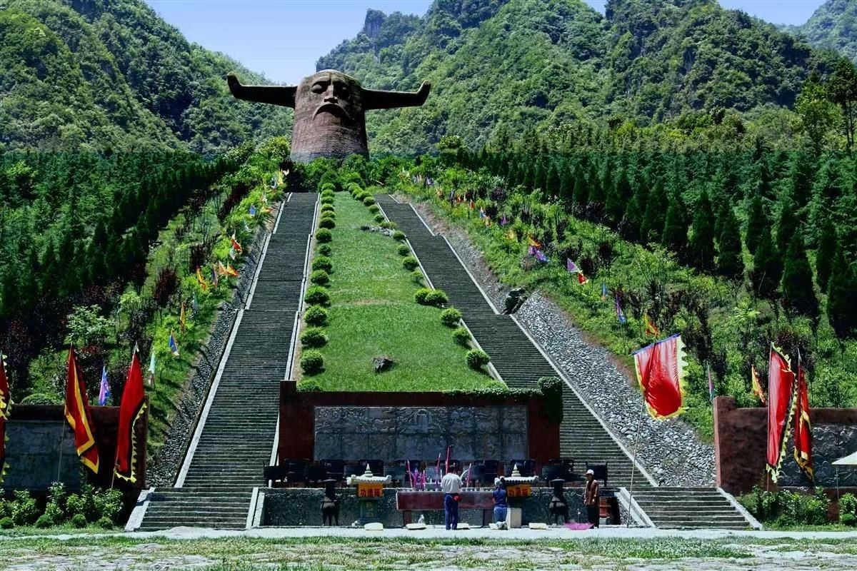 保护自然生态发展生态旅游完美体育网站2024年神农架林区旅游高质量发展大会召开(图2)