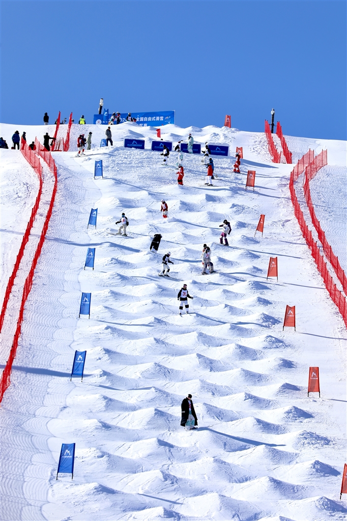 完美体育雪上飞赛技巧——2023—2024赛季全国自由式滑雪雪上技巧冠军赛掠影(图1)