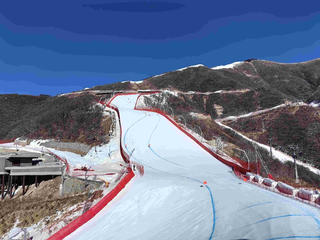 2023—2024赛季国际雪联高山滑雪远东杯延庆站开赛(图1)