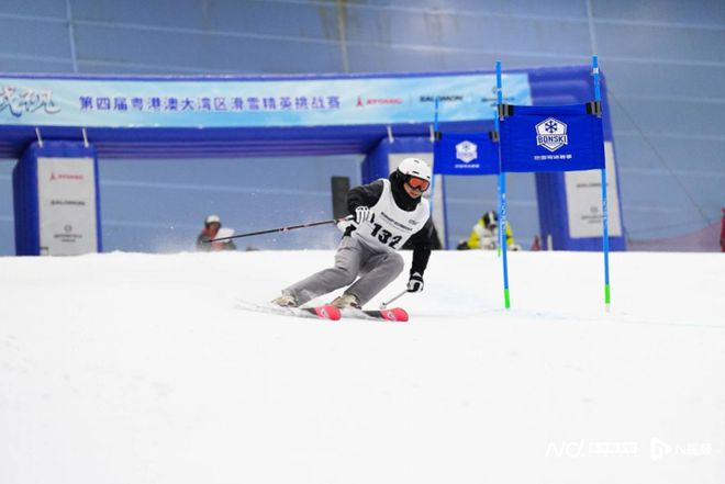 湾区同心助威十五运！粤港澳大湾区完美体育网站滑雪精英挑战赛开赛(图1)