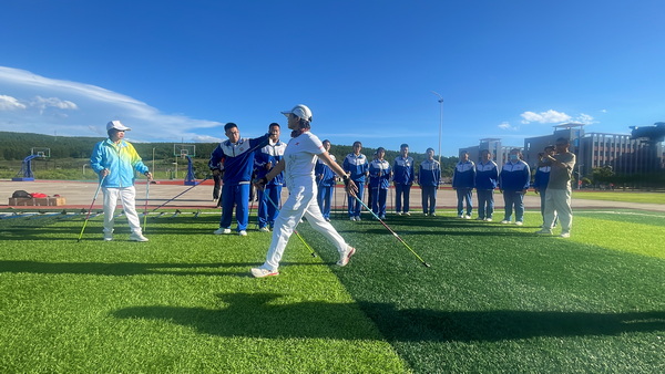 当持杖健走遇见越野滑雪2024年“健走中国”科学健身指导系列活动走进绥芬河市高级中学(图2)