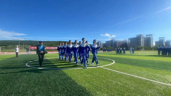 当持杖健走遇见越野滑雪2024年“健走中国”科学健身指导系列活动走进绥芬河市高级中学(图1)