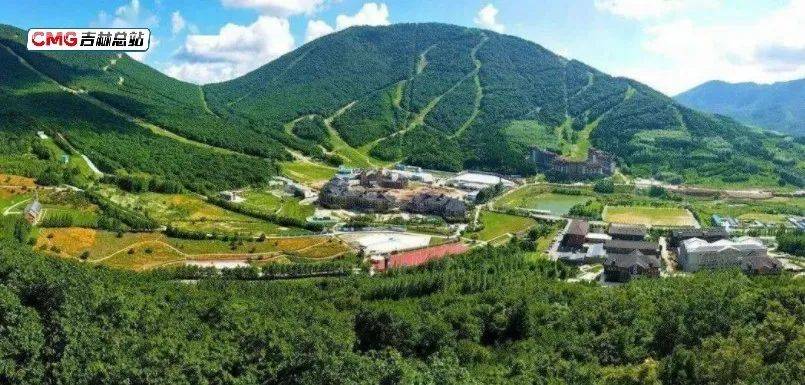 央视新闻客户端·夏日滑雪场吉地享清凉北大湖滑雪场：文旅赛事与森林夏令营引领新风尚完美体育网站(图1)