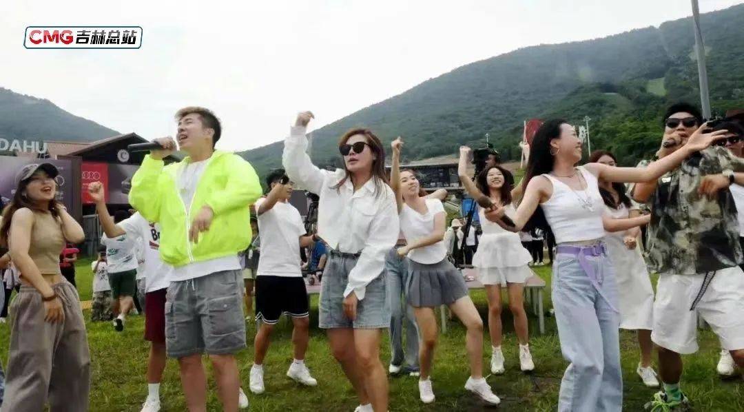 央视新闻客户端·夏日滑雪场吉地享清凉北大湖滑雪场：文旅赛事与森林夏令营引领新风尚完美体育网站(图3)