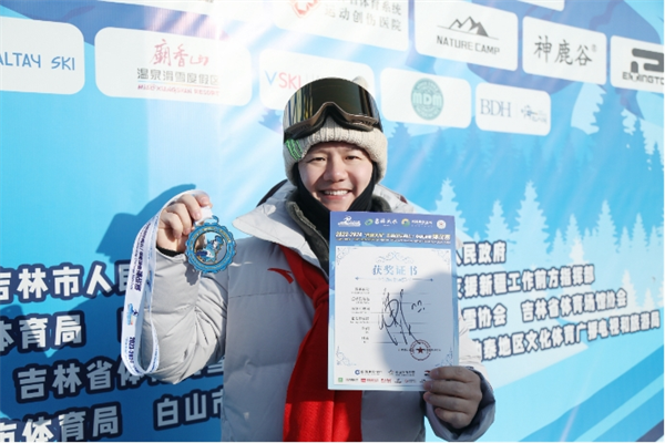 近六百选手雪战松花湖｜2023-2024“吉林大米”吉林国际高山单板滑雪挑战赛第五站开赛(图5)