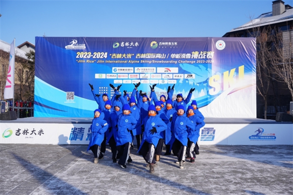 近六百选手雪战松花湖｜2023-2024“吉林大米”吉林国际高山单板滑雪挑战赛第五站开赛(图6)
