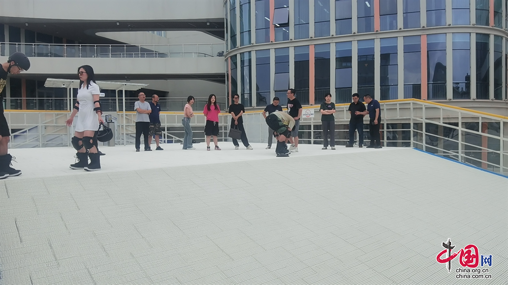 “一季”变“四季”去资阳临空领略四季滑雪的无限魅力完美体育网站(图1)