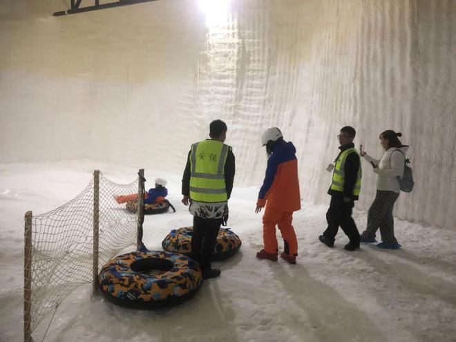 在逼近40℃的夏季滑雪点燃远安室内版“速度与激情”！(图5)