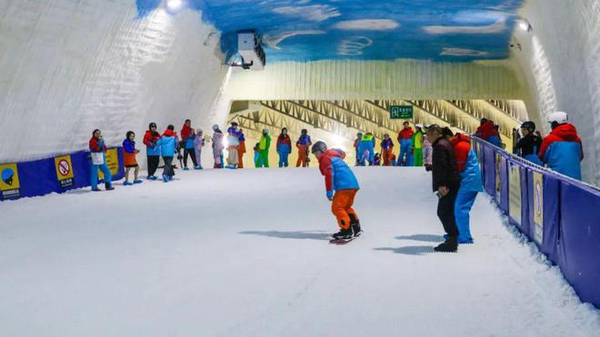 在逼近40℃的夏季滑雪点燃远安室内版“速度与激情”！(图4)