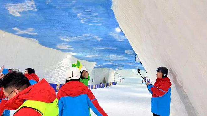 在逼近40℃的夏季滑雪点燃远安室内版“速度与激情”！(图3)