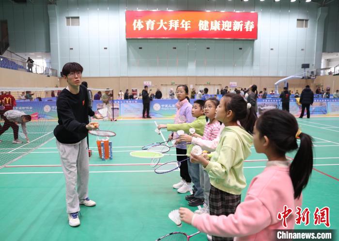 身边的变化）运动“出门可及”全民健身蔚然成风(图1)