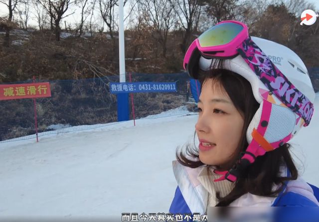 完美体育王冰冰：直播主持后生活丰富多彩苦练一天一夜掌握单板滑雪技巧(图3)