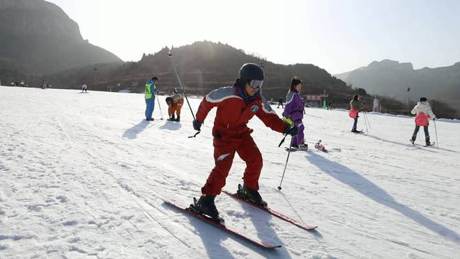 《途步山东》银装素裹时滑雪入门课(图1)