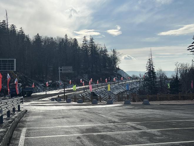 完美体育助力亚冬会！亚雪公路改扩建段今日通车(图3)