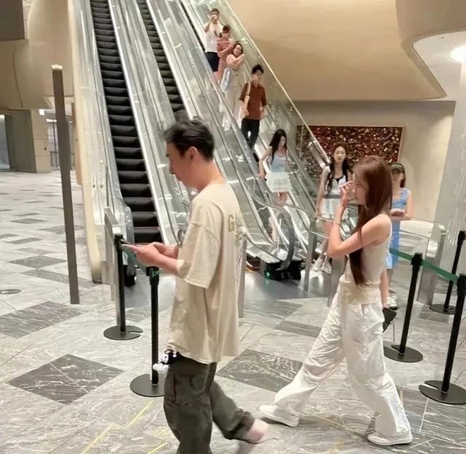 完美体育网站秦奋苦练滑雪技巧空中翻腾数圈稳落滑道网友：王思聪真的不(图2)