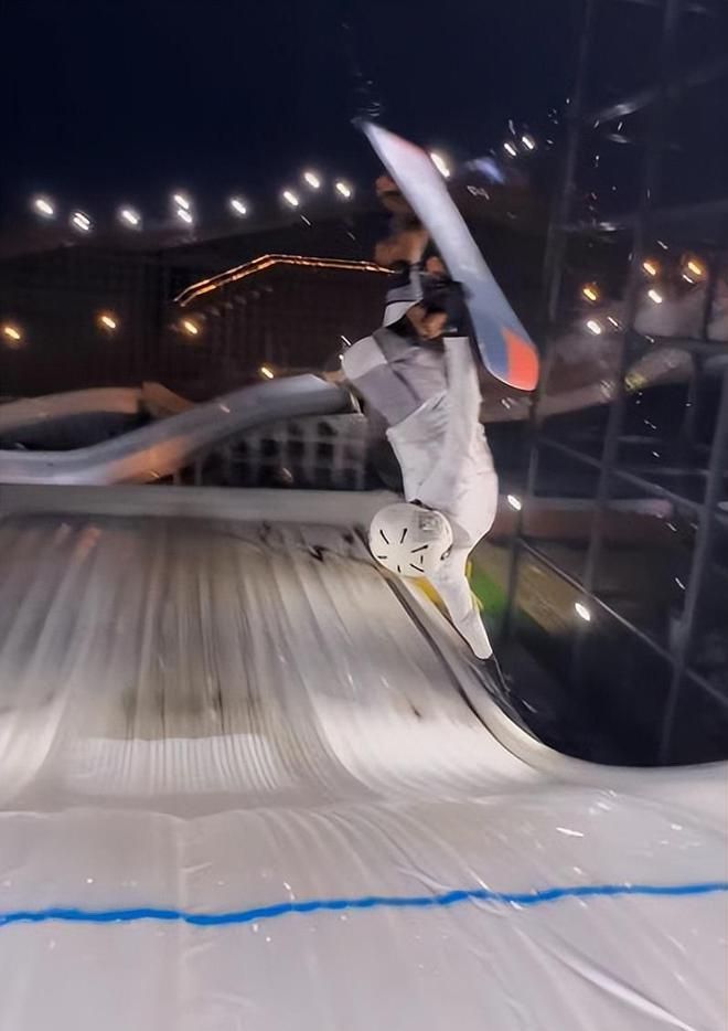 完美体育网站秦奋苦练滑雪技巧空中翻腾数圈稳落滑道网友：王思聪真的不(图1)