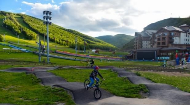 世界山地旅游发展趋势报告丨世界山地旅游热门领域及典型目的地——冰雪(图12)