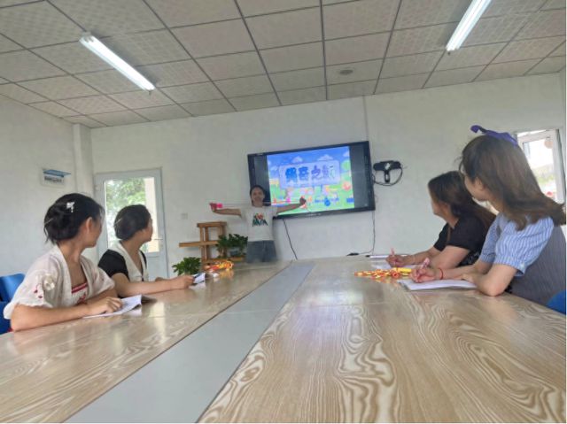 完美体育网站泸州江阳区黄舣镇中心幼儿园如夏工作室开展“绳”奇之旅培训活动(图1)