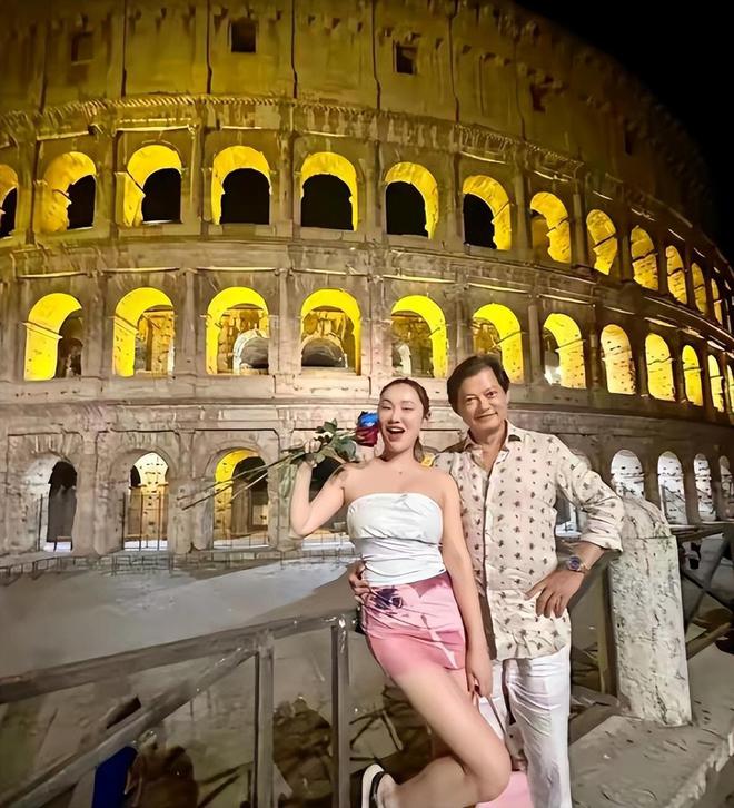 65岁莫华伦与35岁妻子游东京妻子身材火辣诱人网友：有钱真好(图1)