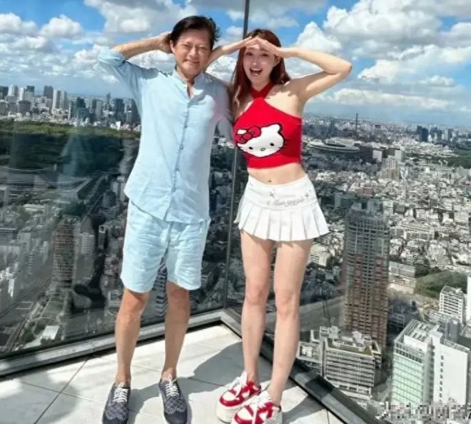 65岁莫华伦与35岁妻子游东京妻子身材火辣诱人网友：有钱真好(图2)