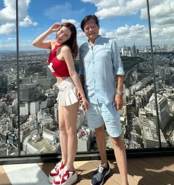 65岁莫华伦与35岁妻子游东京妻子身材火辣诱人网友：有钱真好(图3)