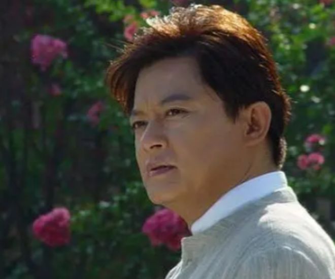 65岁莫华伦与35岁妻子游东京妻子身材火辣诱人网友：有钱真好(图5)