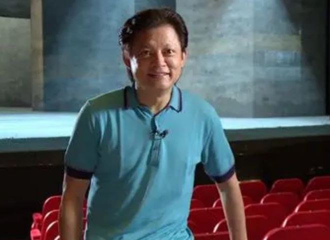 65岁莫华伦与35岁妻子游东京妻子身材火辣诱人网友：有钱真好(图4)