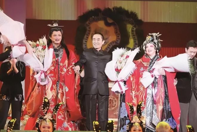 65岁莫华伦与35岁妻子游东京妻子身材火辣诱人网友：有钱真好(图6)