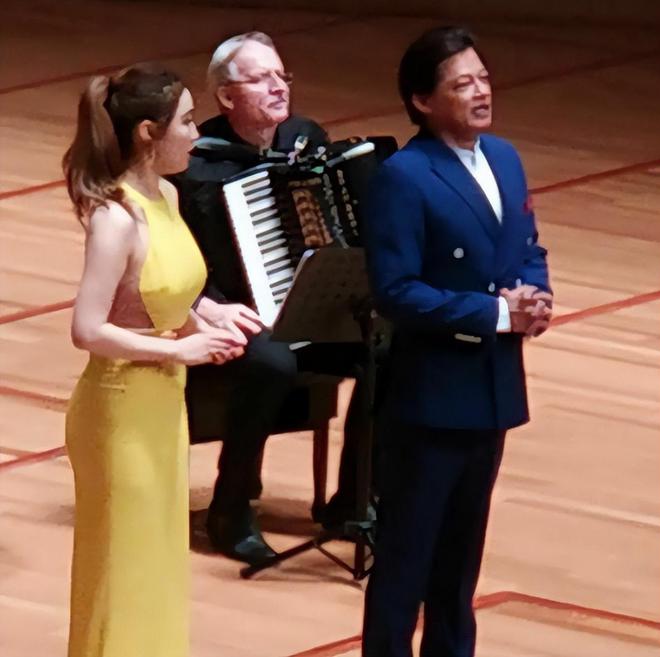 65岁莫华伦与35岁妻子游东京妻子身材火辣诱人网友：有钱真好(图7)