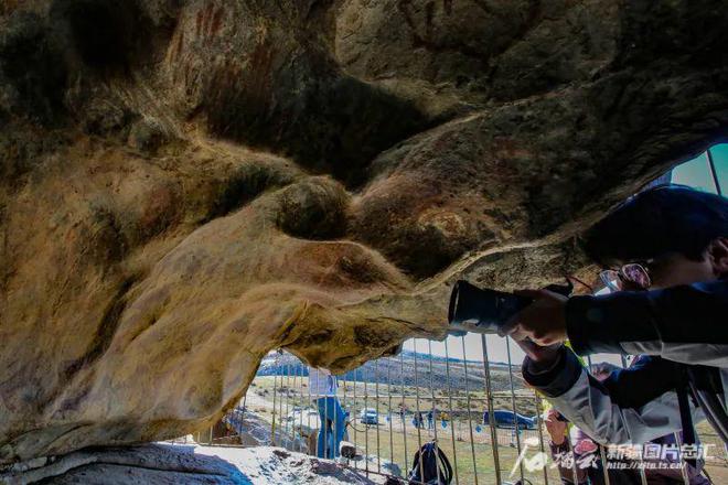港澳台和东南亚华文媒体走进敦德布拉克一睹万年岩画风采(图2)