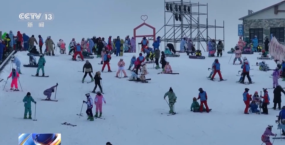 完美体育网站亚布力滑雪场开板！新雪季与亚冬会筹备火热进行中(图5)