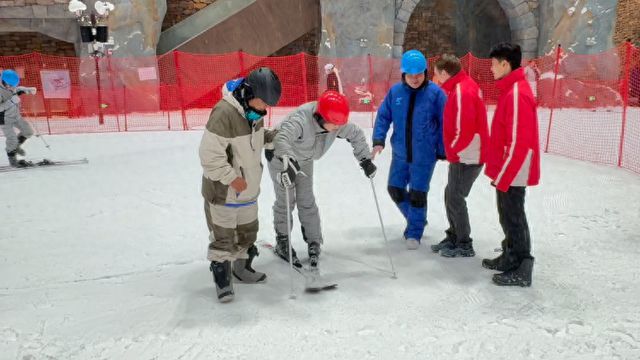全球最大室内雪场正式营业增设新手体验区后仍有“鱼雷”出没！耀雪冰雪世界：具有一定基础才能上雪道(图1)