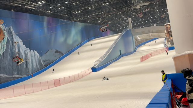 全球最大室内雪场正式营业增设新手体验区后仍有“鱼雷”出没！耀雪冰雪世界：具有一定基础才能上雪道(图4)