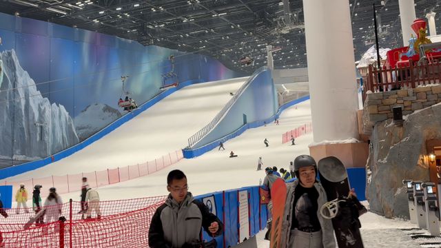 全球最大室内雪场正式营业增设新手体验区后仍有“鱼雷”出没！耀雪冰雪世界：具有一定基础才能上雪道(图6)