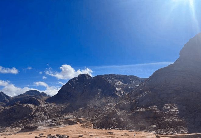 笑麻了！沙特出资5000亿美金请中国在沙漠建雪山评论区亮了(图8)
